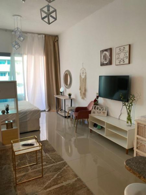 Spacious Studio Apartment in Dubai Marina with Balcony